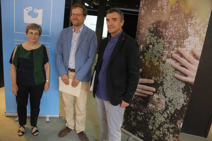 Pablo Berastegi, director de San Sebastián 2016, junto al secretario de Paz del Gobierno vasco, Jonan Fernández, y la delegada de Cultura del Ayuntamiento donostiarra, Miren Azkarate.