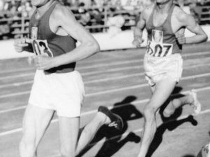 Mimoun persigue a Zatopek en la final de los 10.000m de los Juegos de Helsinki 1952.