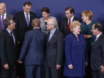 L&iacute;deres europeos conversan durante la foto de familia de los asistentes a la cumbre de jefes de Estado y de Gobierno de la Uni&oacute;n Europea (UE) celebrada en Bruselas (B&eacute;lgica). 