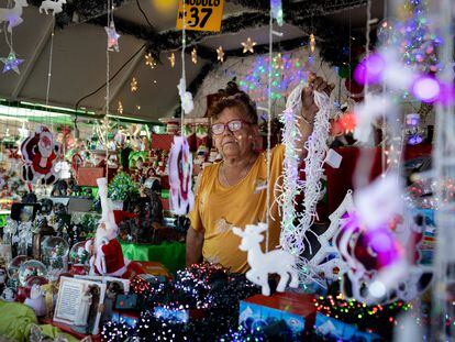 Una mujer vende decoración navideña en una feria local de Valparaíso (Chile), en diciembre de 2022.