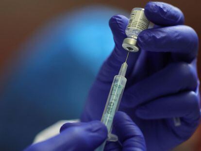Un sanitario prepara una dosis de la vacuna contra la covid-19 en la residencia de mayores Vallecas, este domingo en Madrid.