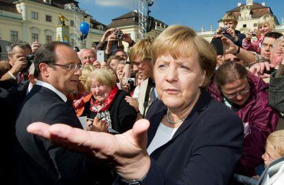 La canciller alemana, Angela Merkel, y el presidente franc&eacute;s, Fran&ccedil;ois Hollande, saludan a los espectadores durante su encuentro en Ludwigsburg, Alemania, este fin de semana.