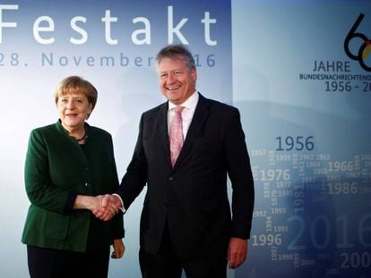 El jefe de los servicios secretos alemanes, Bruno Kahl, con Angela Merkel, a finales de noviembre en Berl&iacute;n.