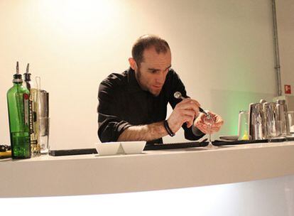 Javier Caballero enseñando a preparar un<i> gin tonic</i> molecular en el máster de ginebra que impartió en Barcelona, organizado por la marca Tanqueray.