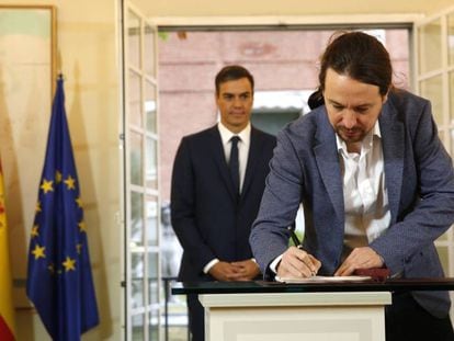 Pablo Iglesias firma ante Pedro Sánchez el acuerdo de Presupuestos en el que figura la subida del SMI.