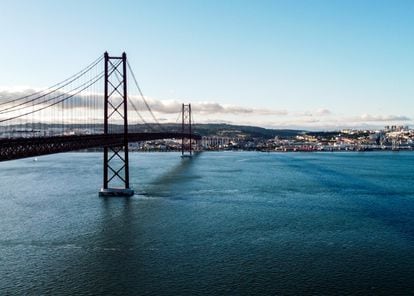 Puente de Lisboa, que cruza el estuario del río Tajo en su desembocadura en el Océano Atlántico.