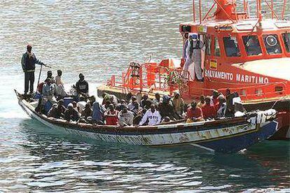 Una gran piragua con 56 inmigrantes a bordo, conducida al puerto de Los Cristianos, al sur de Tenerife.