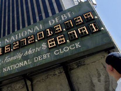 Un joven contempla el reloj de la deuda, en Nueva York, donde se indica el endudamiento de EE UU.