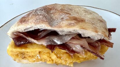 Tortilla de patatas de bolsa, con jamón ibérico y entre un pan de mollete.