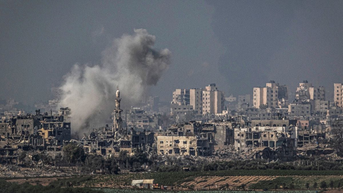 El ejército israelí sigue en el interior de Gaza tras la peor noche de bombardeos aéreos | Internacional