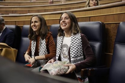 Ione Belarra, ministra en funciones de Asuntos Sociales, e Irene Montero, ministra en funciones de Igualdad, en el hemiciclo para seguir la segunda jornada del debate de investidura de Pedro Sánchez.