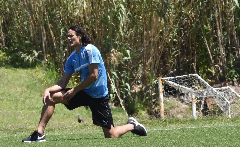 Cavani durante el último entrenamiento en Montevideo antes de desplazarse a Chile.