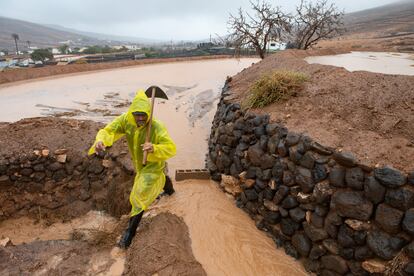 Vecinos del barrio Guisguey en el término municipal de Puerto del Rosario en Fuerteventura trabajan en la gavias para tratar de llenarlas aprovechando la lluvia recibida del paso de la tormenta tropical Hermine, cerca de Canarias.
