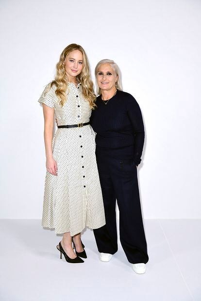 Jennifer Lawrence y la directora creativa de la firma, Maria Grazia Chiuri posan backstage tras el desfile de Dior.