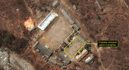 Área administrativa de la zona de pruebas nucleares norcoreana Punggye-ri. Enmarcado, la pista de voleibol en la que se disputa un partido.