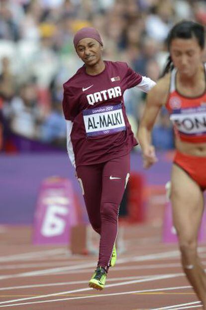 La corredora qatarí Noor Hussain Al-Malki se lesionó durante la prueba de 100m.