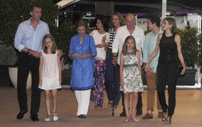 De izquierda a derecha: Felie VI, la princesa Leonor, doña Sofía, Victoria Federica, la infanta Elena, el rey emérito Juan Carlos, la infanta Leonor, Felipe y doña Letizia, el verano pasado en Mallorca.