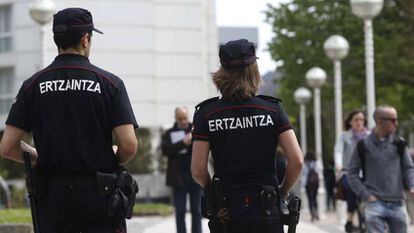 Una pareja de agentes de la Ertzaintza, de patrulla por las calles de San Sebastián.