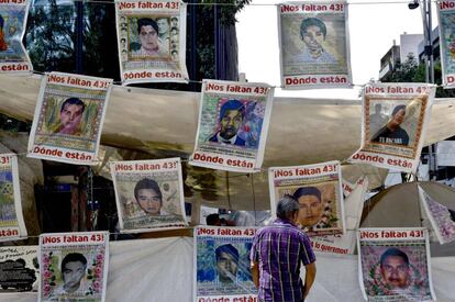 Imágenes de los estudiantes desaparecidos ante la Procuaduría General de México