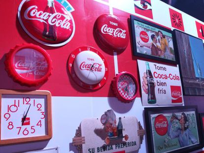 Una colecci&oacute;n de carteles y objetos de la marca Coca-Cola