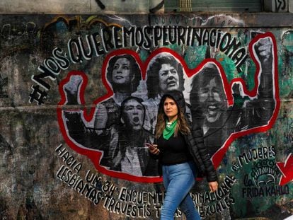 Una joven pasa frente a una pintada referida al XXXIV Encuentro Nacional de Mujeres, celebrado en Argentina en octubre. 