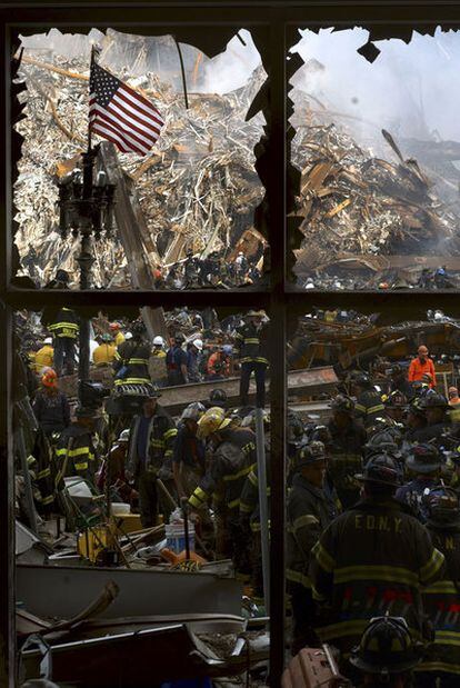 Bomberos y equipos de rescate se abren paso entre los restos del World Trade Center el 14 de septiembre de 2011.