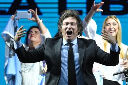 El economista ultraliberal Javier Milei, líder de La libertad avanza, celebra su elección como diputado argentino en el estadio Luna Park.