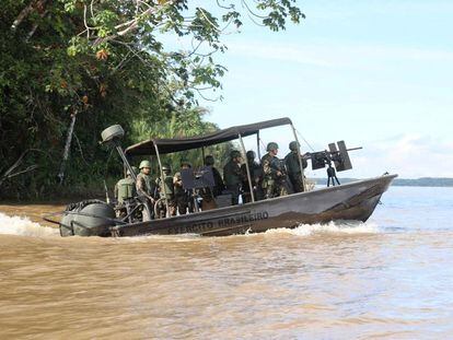 Soldados brasileños realizan tareas de búsqueda este martes por el periodista Phillips y el indigenista Pereira, desaparecidos en la Amazonia.