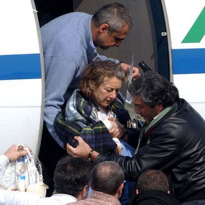 La periodista italiana Giuliana Sgrena llega en marzo de 2005 a la base militar de Ciampino, Roma, tras ser tiroteada en un control por soldados estadounidenses después de haber sido liberada por la insurgencia iraquí.