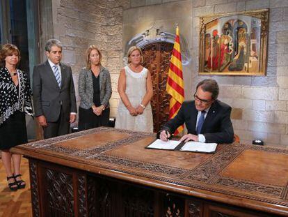 El presidente Artur Mas firmando el decreto de convocatoria del 27-S.