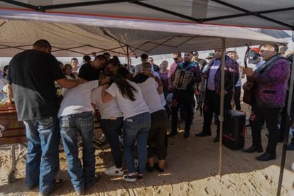 Familiares y amigos de Gustavo Angel Suárez durante el sepelio en el municipio de Hidalgo, Coahuila.