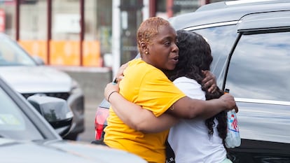 Two women hug before the supermarket after the attack, this Saturday in Buffalo (New York).