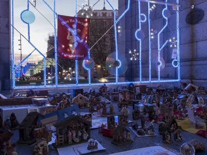 Belenes instalados por los vecinos en la Puerta de Alcalá durante la pasada Navidad.