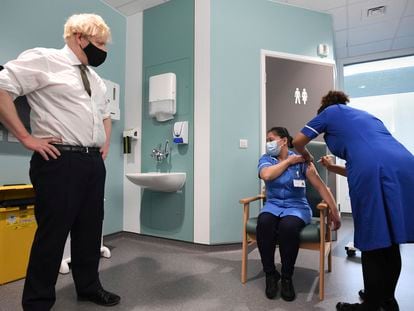 Johnson observa el pasado 4 de enero en el Royal Free Hospital de Londres cómo los primeros pacientes reciben la vacuna de AstraZeneca.