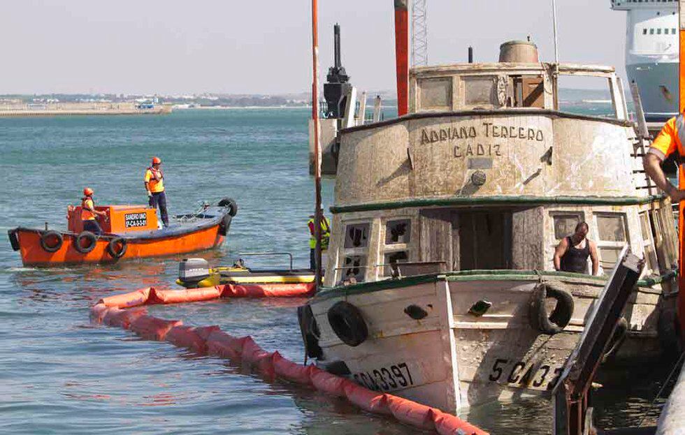 Trabajos para reflotar el Adriano Tercero, Vaporcito de El Puerto, hundido en el muelle de Cádiz el 20 de agosto de 2011.