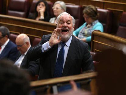 Miguel Arias Ca&ntilde;ete, en el Congreso durante su etapa de ministro.
