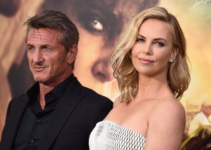 Sean Penn con Charlize Theron cuando eran pareja.