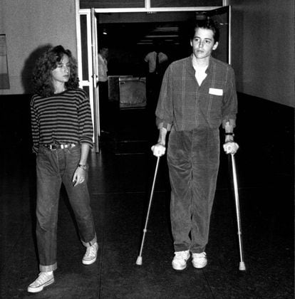 Mathew Broderick con su novia Jennifer Gray en el aeropuerto de Irlanda en septiembre de 1987. El actor lleva muletas tras sufrir un accidente donde murieron dos personas.
