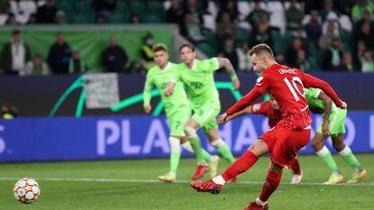 Rakitic lanza el penalti que le valió al Sevilla el gol del empate a uno contra el Wolfsburgo.