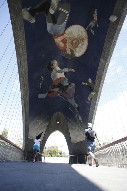 Mosaico de rafael Canogar en uno de los puentes de Madrid Río.