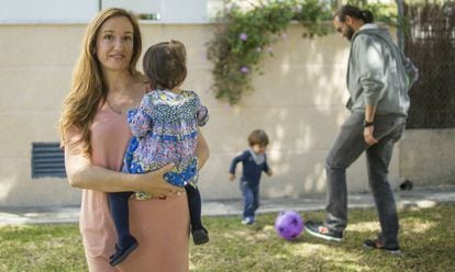 María y Juan Antonio, con sus mellizos de dos años María y Juan.