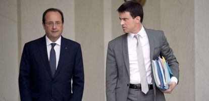 François Hollande (izq) junto a Manuel Valls, este martes en el Elíseo.