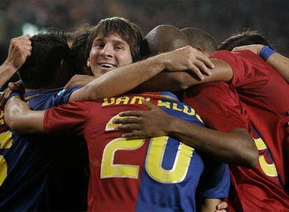Los jugadores del Barça abrazan a Messi tras su gol al Málaga.