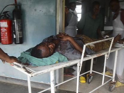 Un herido en el ataque al instituto, este sábado en una clínica de la localidad de Mpondwe.