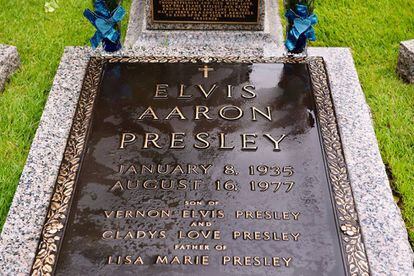 Tomba d'Elvis Presley fotografiada per Sendra per al seu llibre.