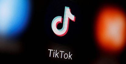 Logotipo de TikTok en un smartphone.