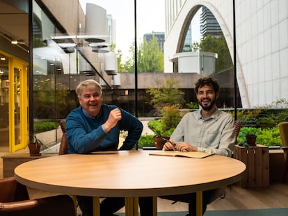 El experto en lombrices Guillermo Herrero (izquierda) y Enrique Cat, de Nostoc Biotech