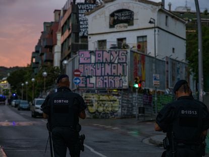 Los Mossos d'Esquadra, durante una protesta contra los edificios ocupados El Kubo y La Ruïna, en la plaza de Bonanova de Barcelona.