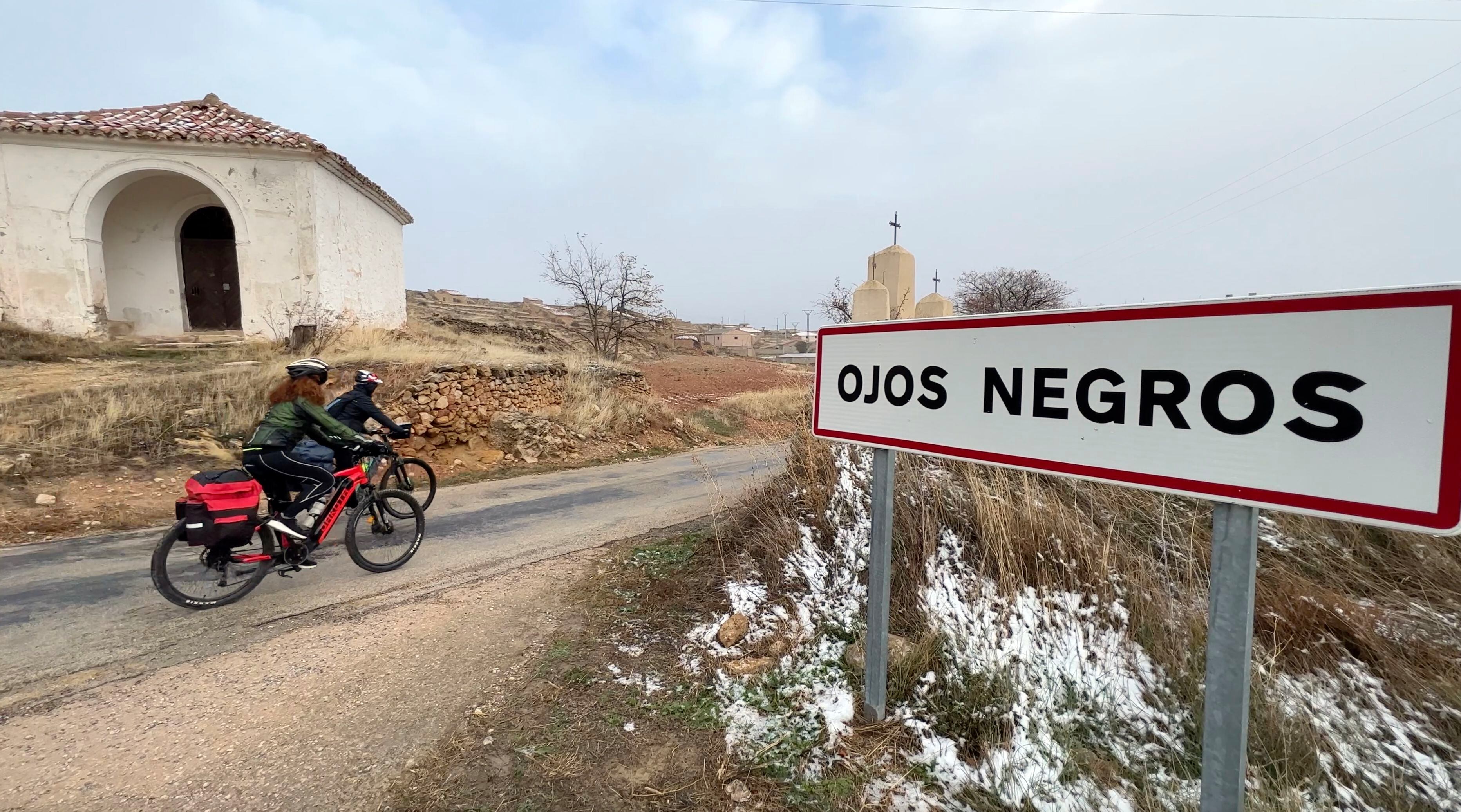 Inicio de la ruta en el pueblo de Ojos Negros, en la comarca turolense del Jiloca.