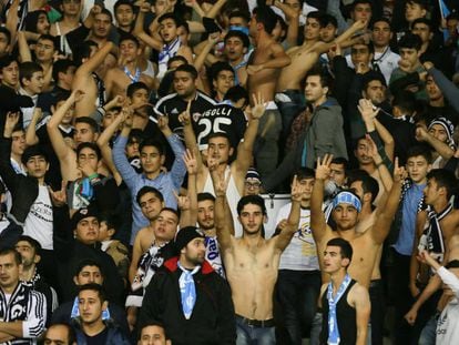 Aficionados del Qarabag FK, en un partido de su equipo en Bakú.